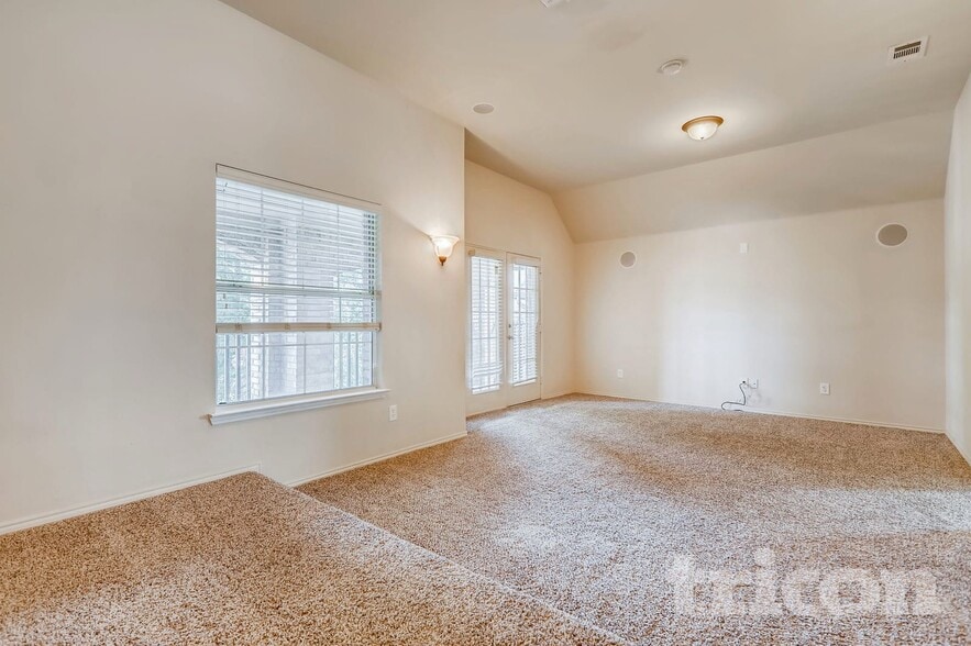 Building Photo - 5805 Paloma Blanca Dr