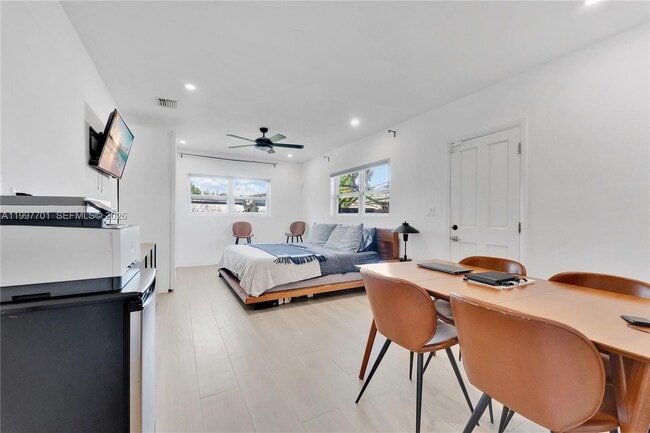 Building Photo - 1089 NE 110th St