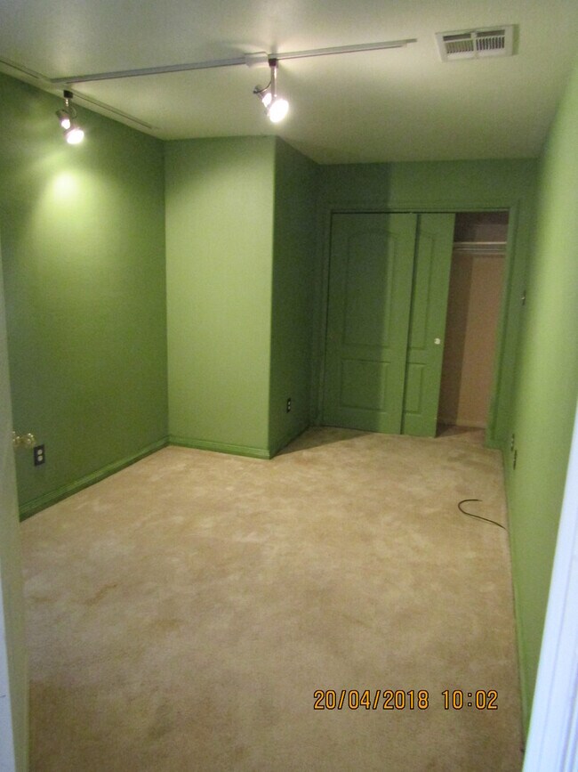 Building Photo - 701 Indian Hollow Rd