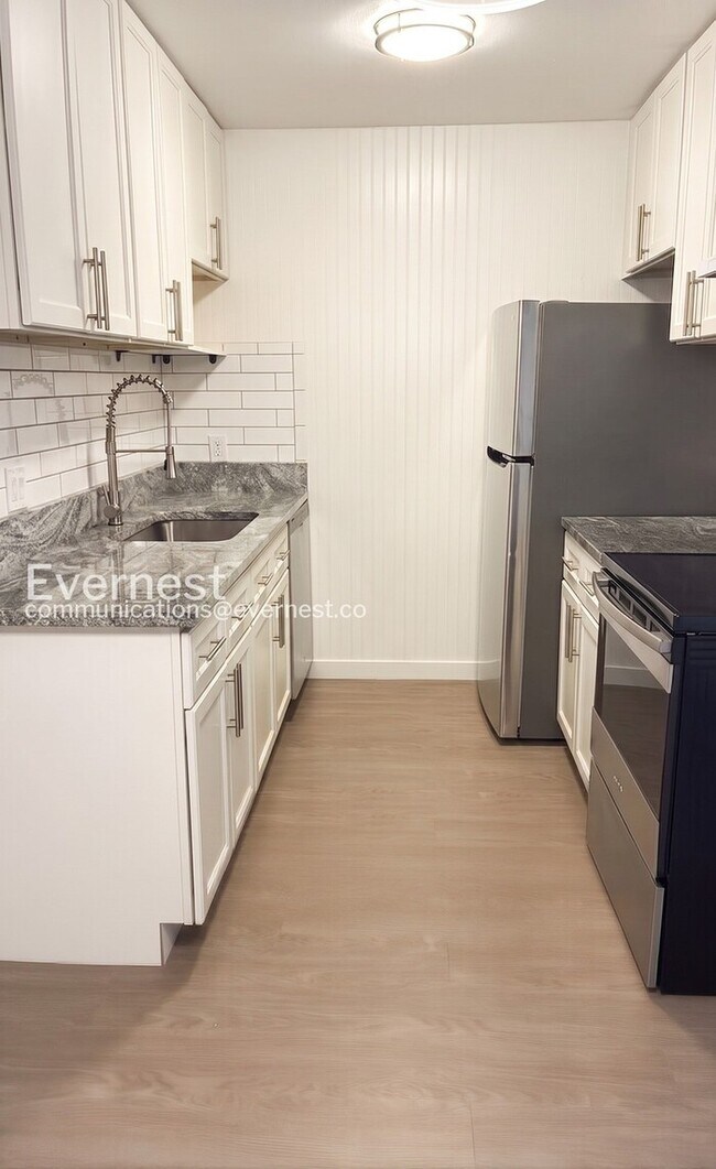Building Photo - 2 Bed/1 Bath Condo with Off-Street Parking / Available Now!