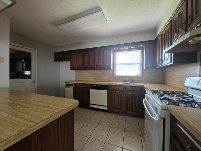 Building Photo - 705 N Circle Dr