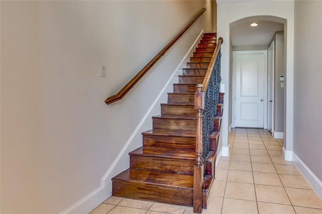 Building Photo - 634 Arbol