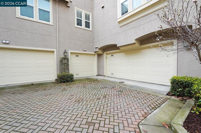 Building Photo - 207 Heligan Ln