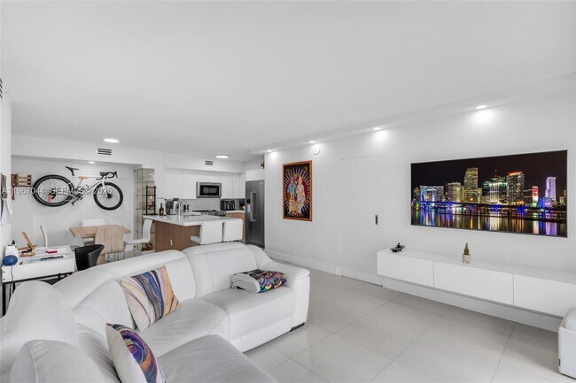 Building Photo - 1155 Brickell Bay Dr