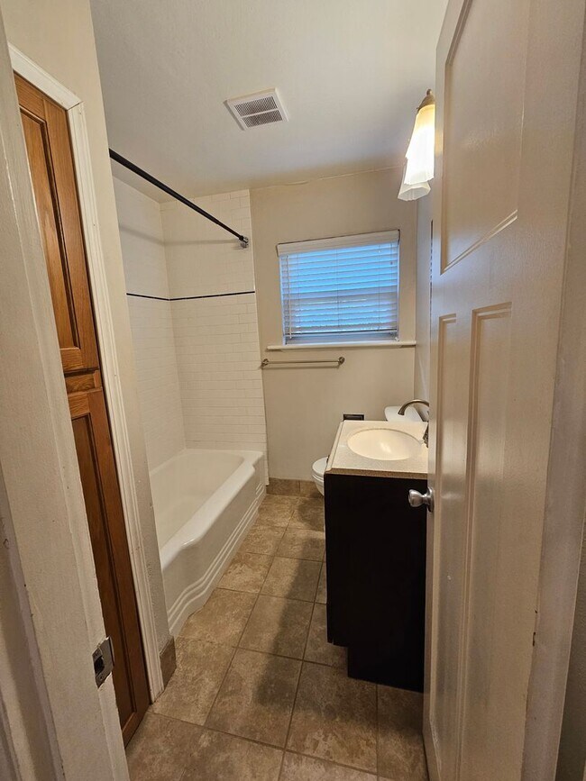 Building Photo - Charming 1 Bed, 1 Bath Apt in Ideal NW Area