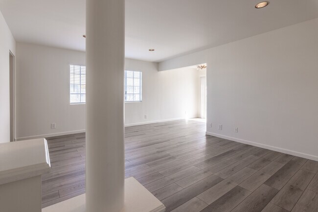 Building Photo - 631 Pacific St