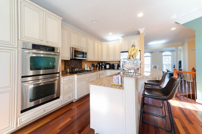 Building Photo - Well Appointed 3 Bedroom 3.5 Bath Townhome...