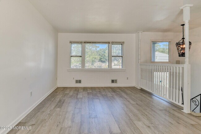 Building Photo - 204 Mill Creek Dr