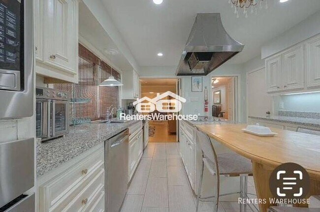 Building Photo - 5203 Chesapeake Way