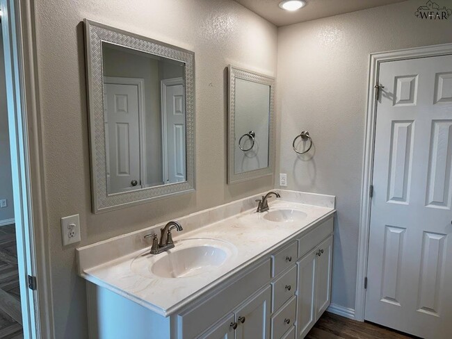 Building Photo - 301 Mariners Wy