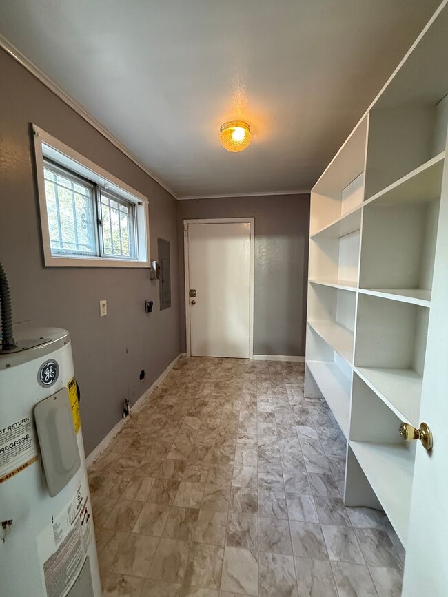 Building Photo - 2754 Lakehurst Ave