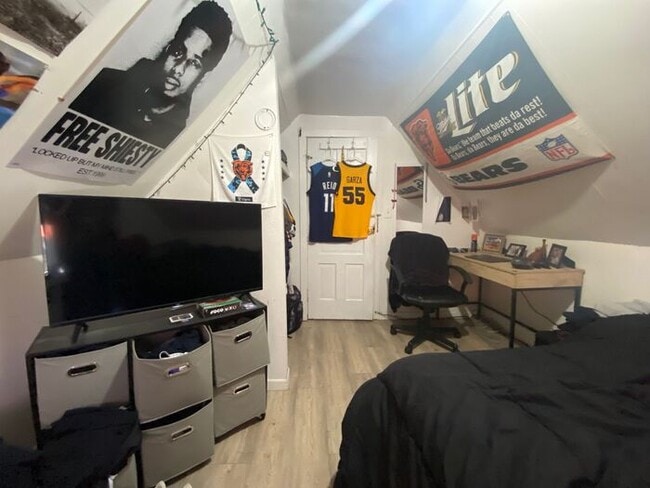 Building Photo - $625 | ROOMMATE WANTED | 7 Bedroom, 3 Bathroom House | Available for Immediate Move-In