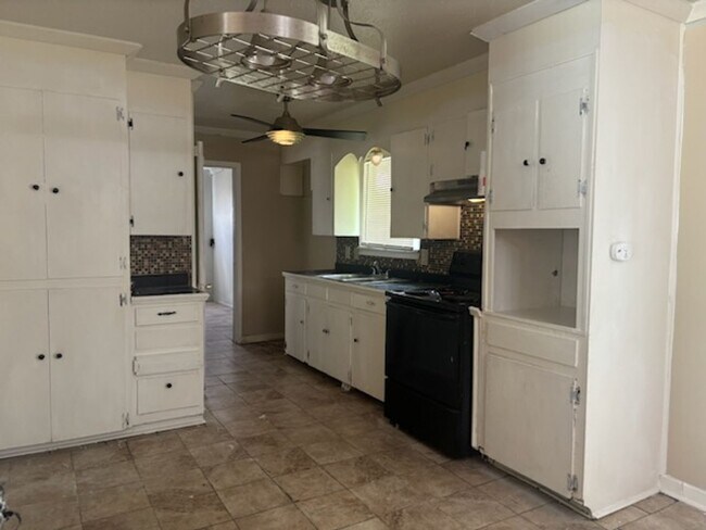 Building Photo - 405 N Flag Chapel Rd