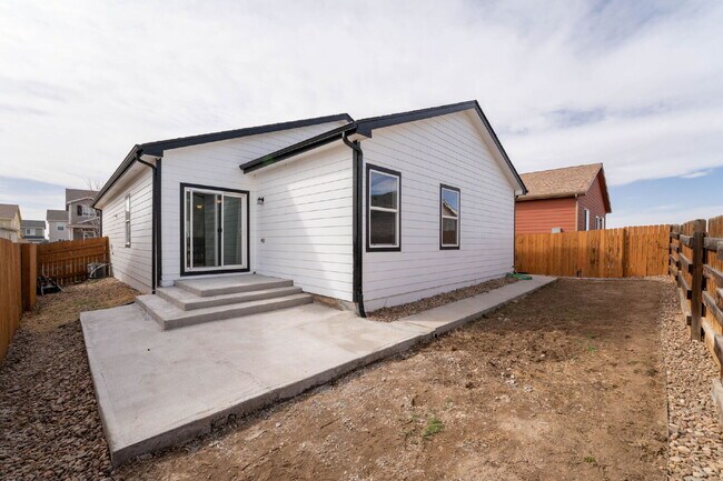 Building Photo - 575 Solano Dr