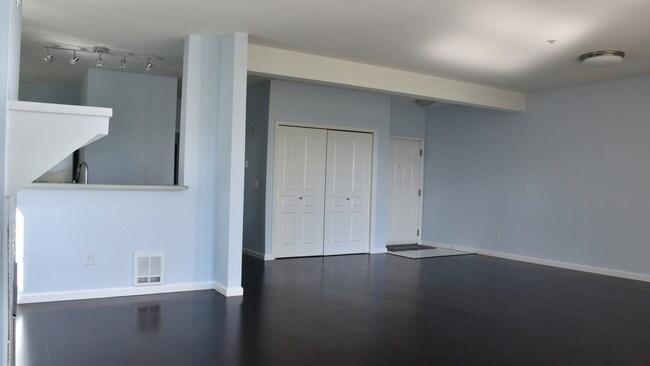 Building Photo - Issaquah Daybreak - 1 bedroom