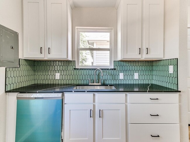 Building Photo - Newly Remodeled 2 Bed, 1 Bath Apt in Near The Paseo *MOVE IN SPECIAL!!