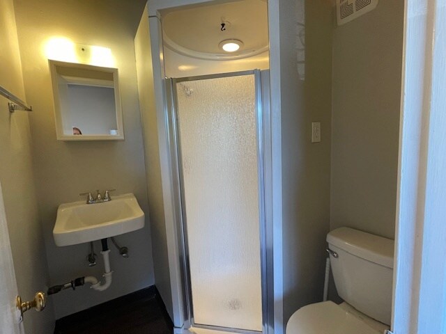 Bath with shower - 400 S Ashland Ave