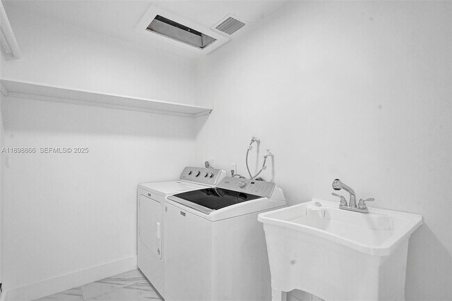 Building Photo - 725 Harrison St