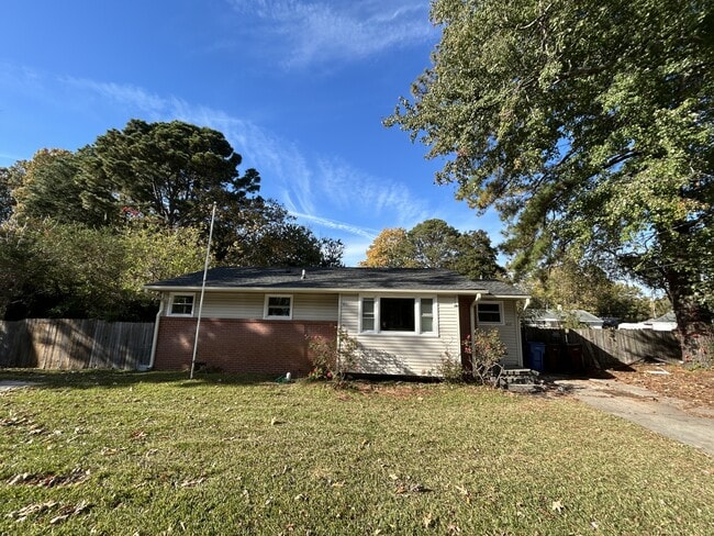 Building Photo - 612 Providence Rd