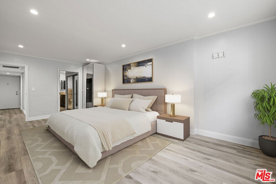 Building Photo - 423 S Rexford Dr