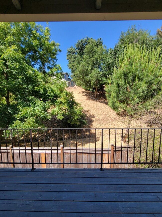 Building Photo - 3-bedroom 2 bath Townhouse in Sun Rise Ridge