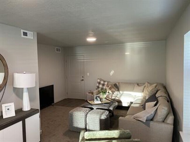 Building Photo - Great ground floor unit in Provo
