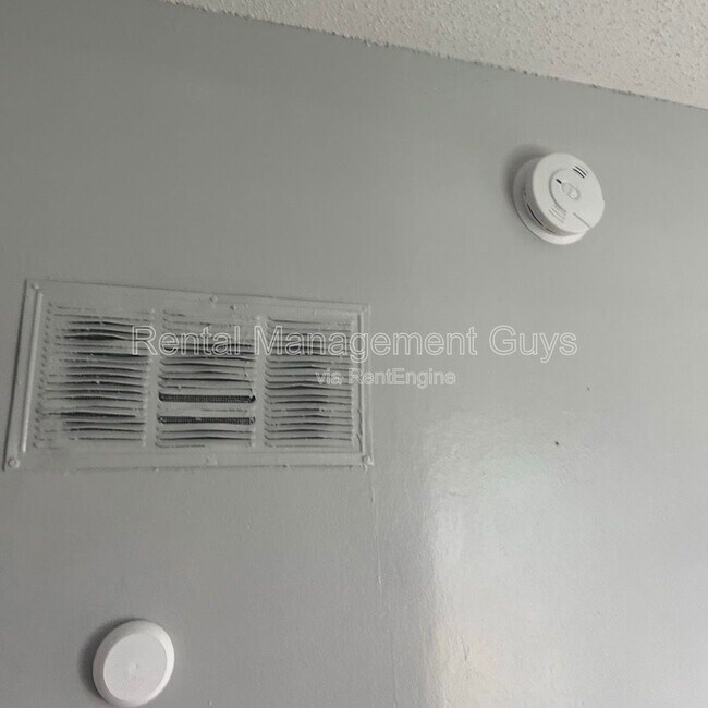 Building Photo - 2110 Fremont Ave N