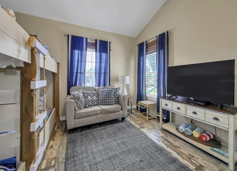Primary Photo - 64 Cobia St
