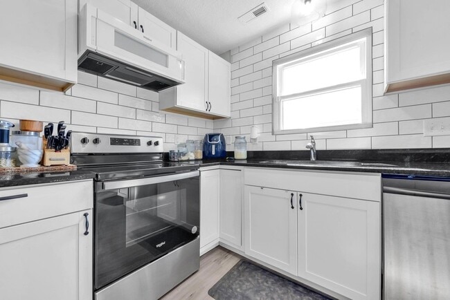 Building Photo - 1945 Woodcrest Rd