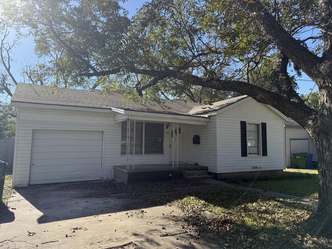 Building Photo - 3920 Maple Ave