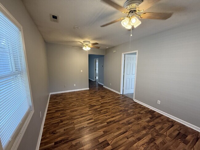 Building Photo - Westside 3 Bedroom Upper Apartment