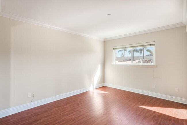 Building Photo - Beautiful 2 Bedroom 2 Bathroom Condo in La...