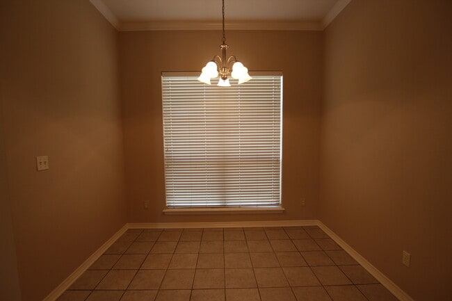 Building Photo - Stunning 3 Bedroom in Vineyard Estates Com...