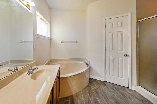 Building Photo - 5567 Queens Ring Cove