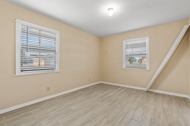 Building Photo - 402 S Franklin St