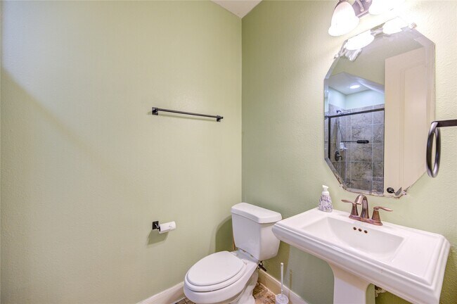 Building Photo - 9230 Hernshead Ln