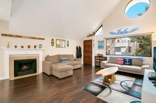 Building Photo - Beautifully Vista Upgraded Upstairs Corner Condo