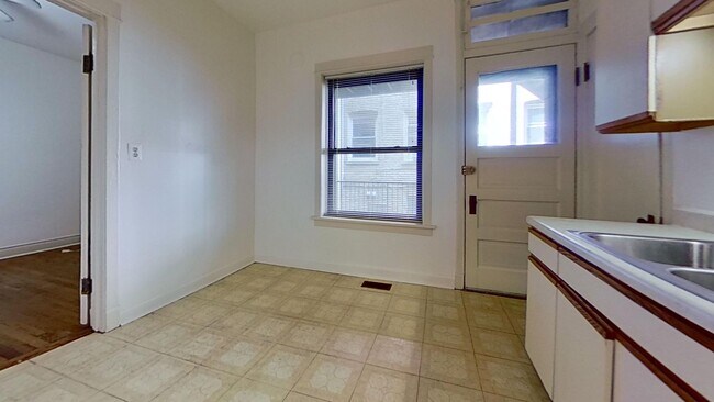 Building Photo - Raised First Floor North Center Two Bedroom