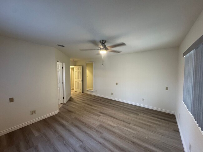 Building Photo - 5 Bedroom, 3.5 Bath, Beautiful 1,856 SQ FT...
