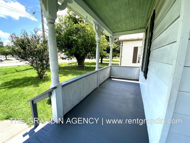 Building Photo - 909 13th St SE