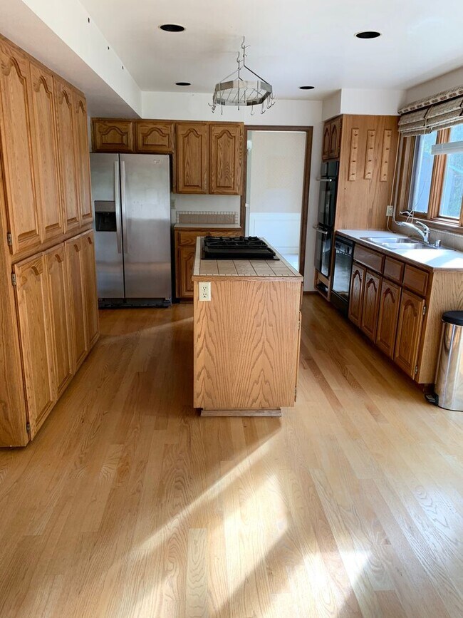 Building Photo - Oceanview 3BR 2.5BA | HUGE GARAGE | Washer & Dryer  | Dogs OK! >>> AVAILABLE NOW!