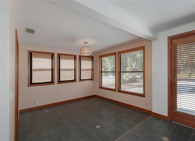 Building Photo - 1420 Alhambra Way S