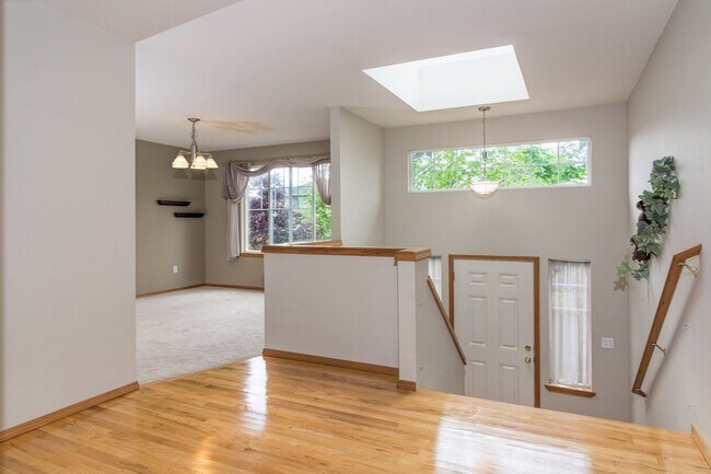 Building Photo - Large Updated 5 Bed SPLIT-LEVEL Kenmore Home!