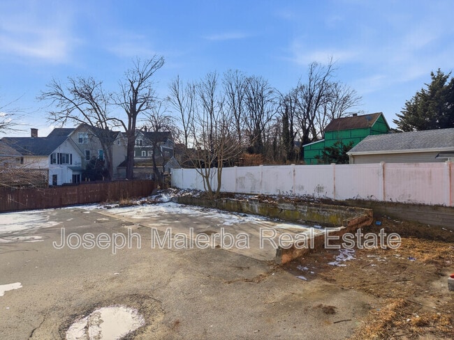 Building Photo - 848 Bank St