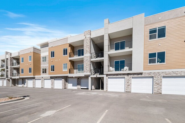 Building Photo - Spacious 3-Bed, 2-Bath Condos in Vista Vie...