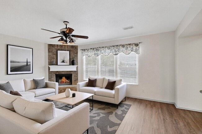 Building Photo - 415 Hidden Ridge Dr