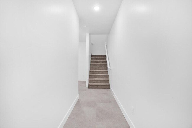 Building Photo - HURRICANE TOWNHOME!! Pet Friendly!