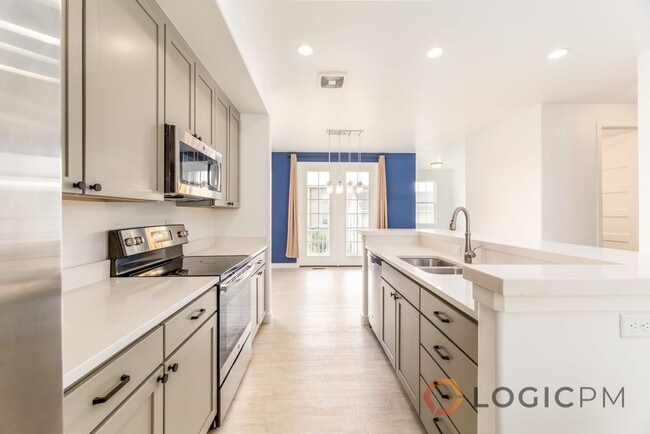 Building Photo - 10592 Redknife Dr