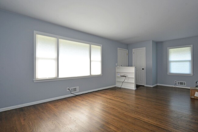 Building Photo - Clean & Updated One-Level Living in Robbin...