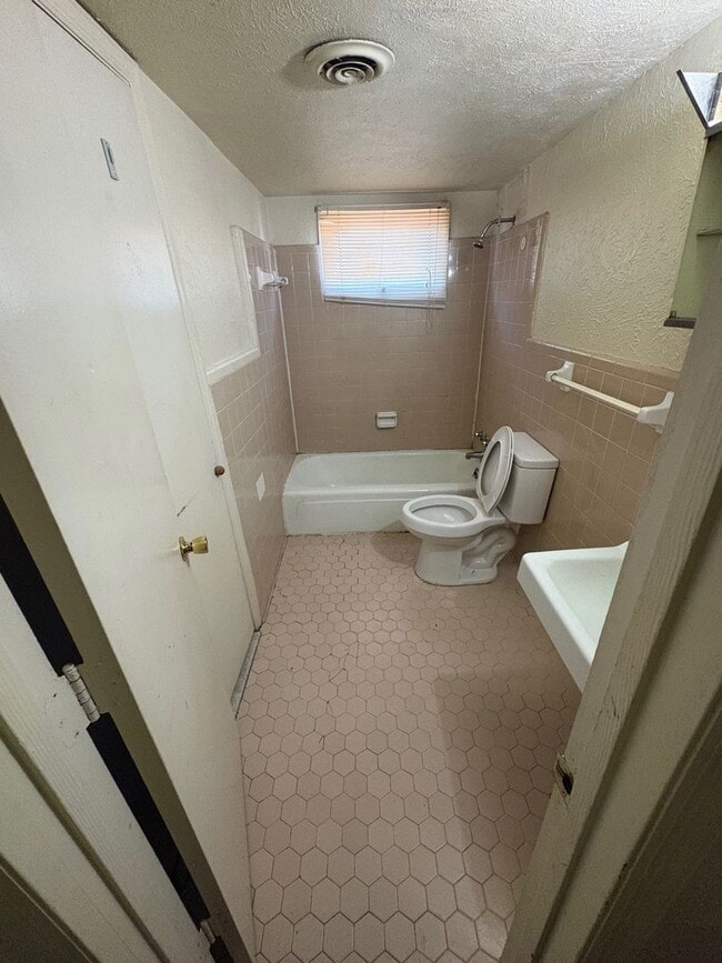 Building Photo - 3 Bedroom 1.5 bath